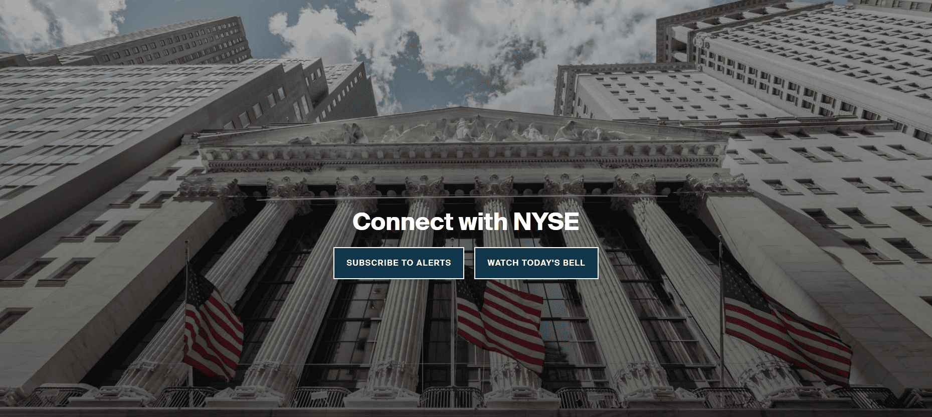 Фасад здания Нью-Йоркской фондовой биржи (NYSE) на Уолл-стрит.
